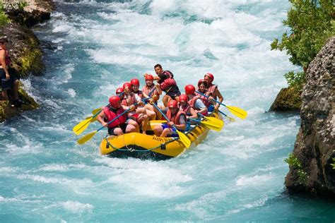 Raft: Trải nghiệm Phiêu Lưu Vượt Biển Khủng Khiếp!